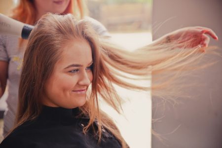 een vrouw met een zwarte top
